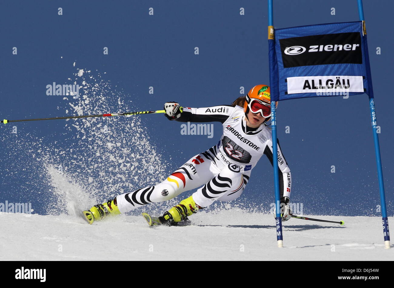 Sciatore tedesco Lena Duerr compete in campo femminile slalom gigante di coppa del mondo a Ofterschwang, Germania, 03 marzo 2012. Foto: KARL-JOSEF HILDENBRAND Foto Stock