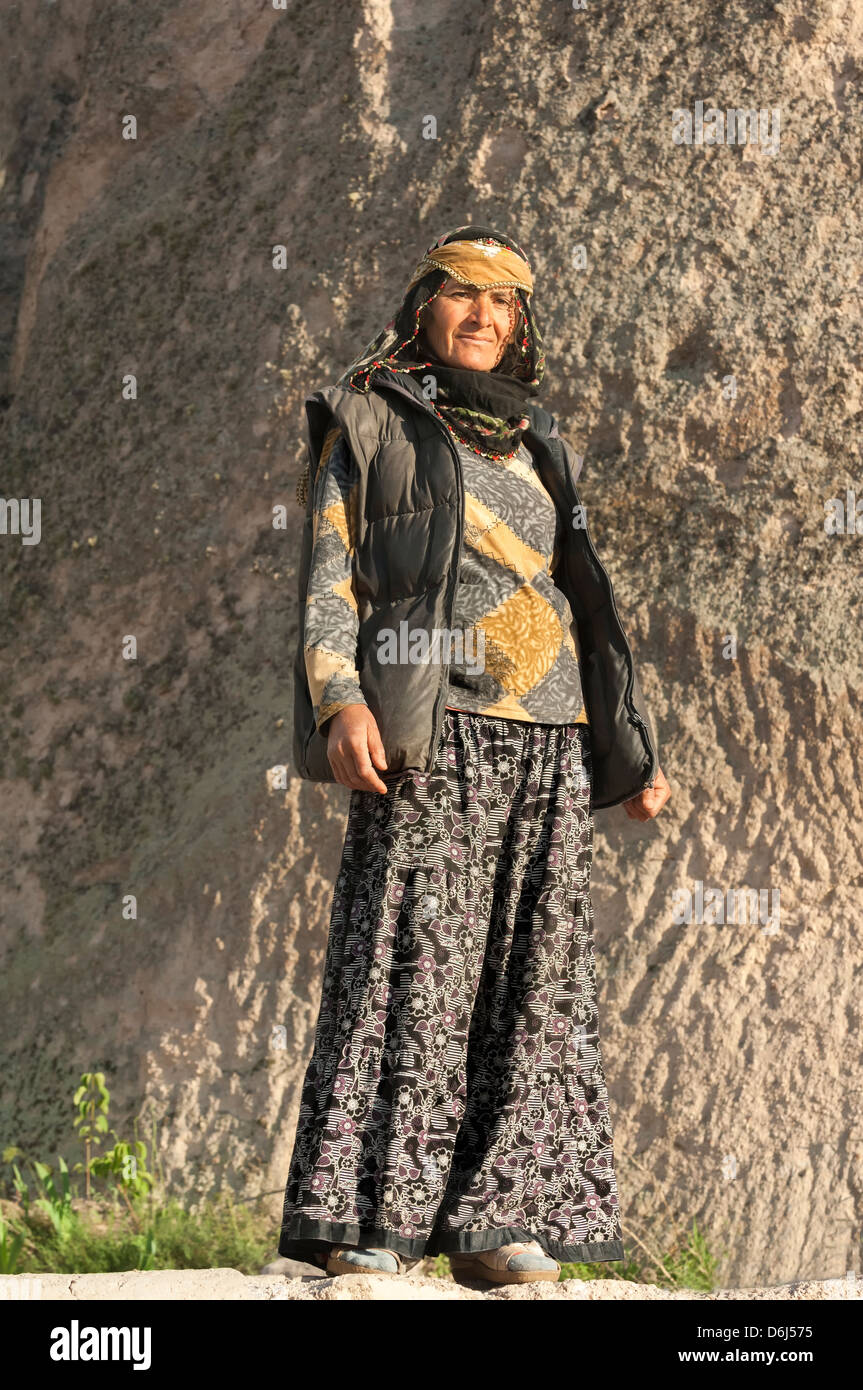 Donna turca, Uchisar, Cappadocia, Turchia, Asia Minore, Eurasia Foto Stock