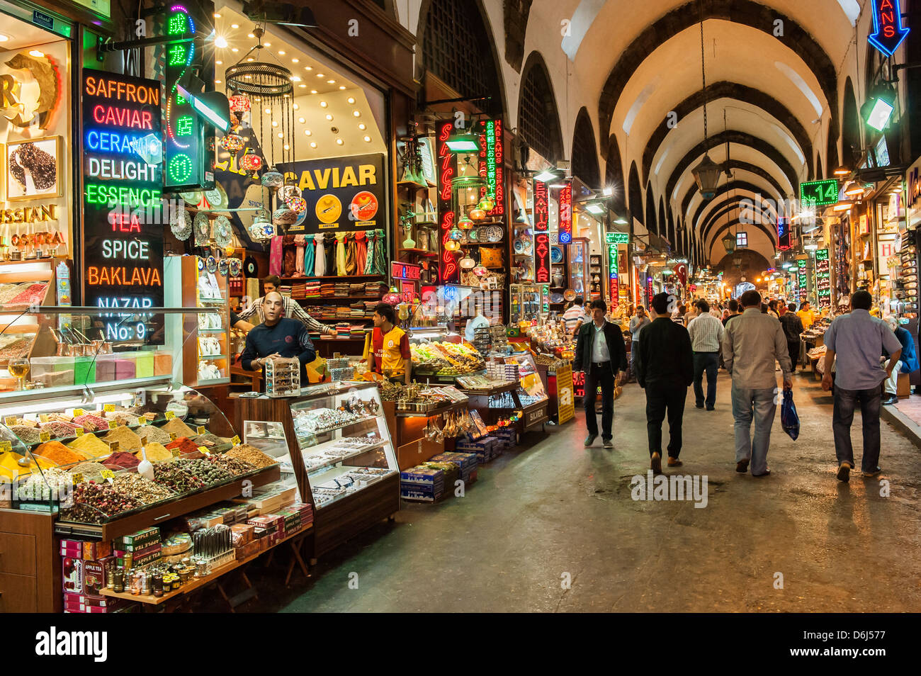 Il bazaar egiziano, coperto vicolo, Istanbul, Turchia, Europa Foto Stock