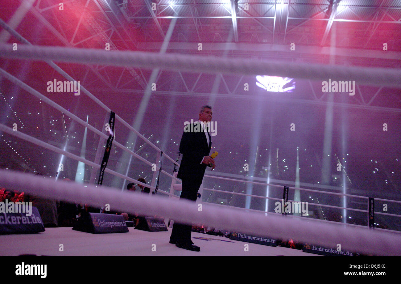 US ring annunciatore Michael Buffer attende il World Heavyweight Championship lotta tra Ucraina e la WBA IBF boxe campione del mondo Klitschko e il suo contendente francese Mormeck a Esprit Arena di Düsseldorf, Germania, 03 marzo 2012. Klitschko trattenuto i suoi titoli in un knock-out win. Foto: Rolf Vennenbernd Foto Stock
