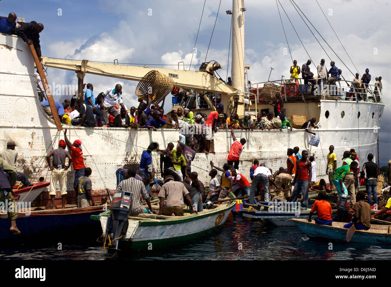 Persone e merci di imbarcarsi in sosta in un villaggio sul lato della Tanzania del Lago Tanganica, Tanzania, Africa orientale, Africa Foto Stock