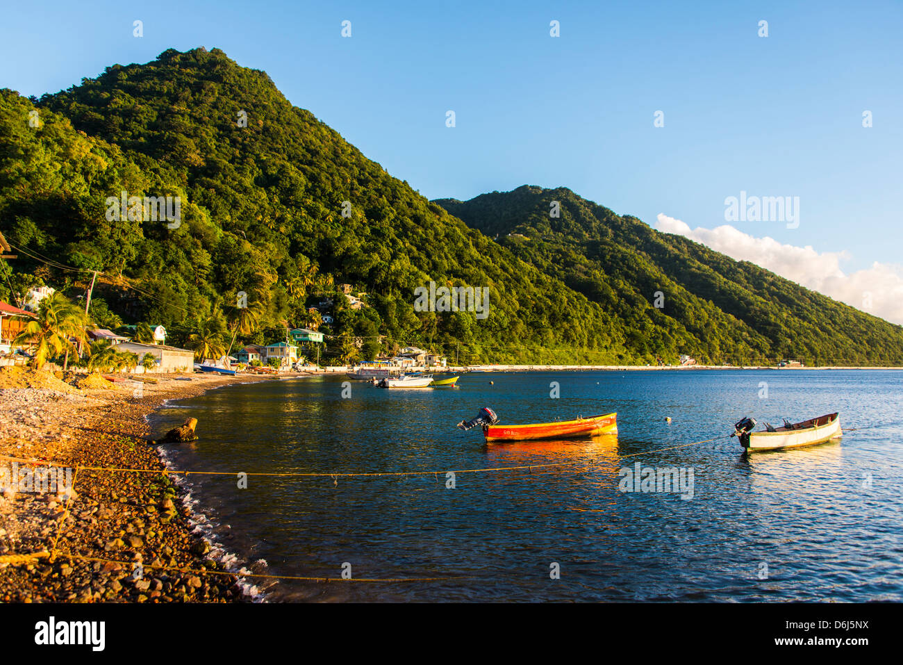 Barche da Pesca nella baia di Soufriere, Dominica, West Indies, dei Caraibi e America centrale Foto Stock