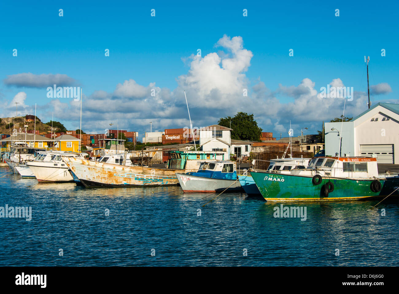 Le barche nel porto della capitale St. Johns in Antigua Antigua e Barbuda, West Indies, dei Caraibi e America centrale Foto Stock