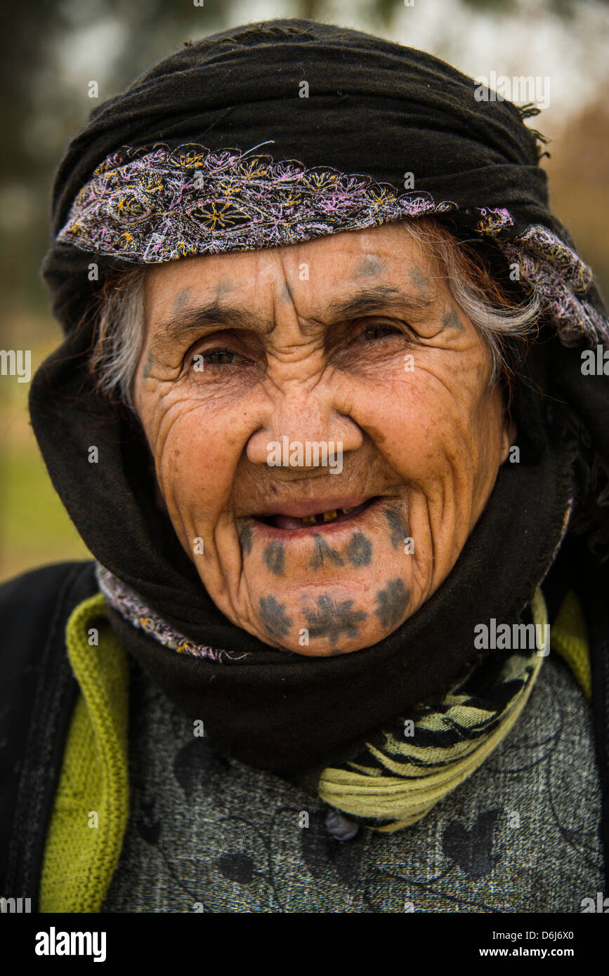 Donna curda con tatuaggi in martire Abdul-Rahman Sami Park a Erbil (Hawler), capitale del Kurdistan iracheno, Iraq, Medio Oriente Foto Stock
