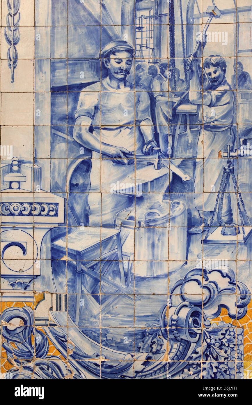 Un fabbro workshop raffigurata sulla tradizionale Azulejo portoghese piastrelle su un edificio di Alfama, Lisbona, Portogallo, Europa Foto Stock