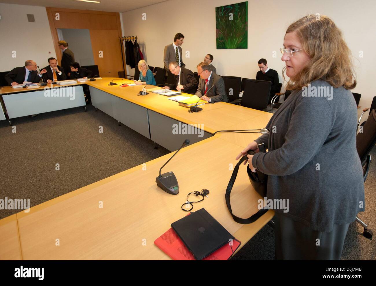 Dorothea Marx (SPD), presidentessa della neo-Nazi la commissione di inchiesta nel Land di Turingia, sta davanti a una riunione del comitato in sede di stato del Land Turingia il parlamento a Erfurt, Germania, 06 marzo 2012. La Commissione sta discutendo la rinuncia ad invitare il superstite membor del gruppo Beate Zschaepe. Foto: MICHAEL REICHEL Foto Stock