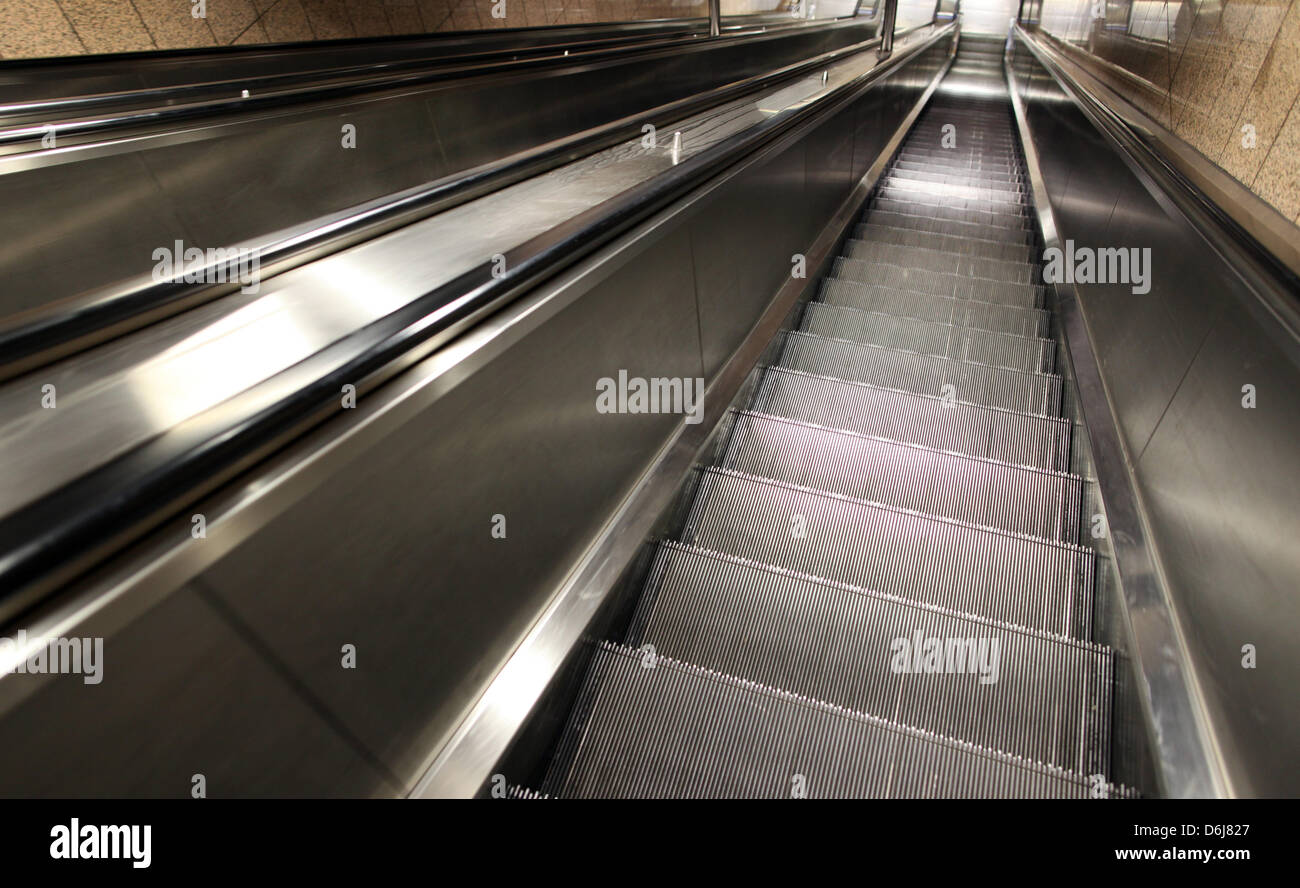 Svuotare le scale mobili sono illustrati in una stazione della metropolitana a Duesseldorf in Germania, 07 marzo 2012. A causa tarif comflicts decine di migliaia i dipendenti pubblici sono stati chiamati ad andare su scioperi di avvertimento nella Renania settentrionale-Vestfalia. Foto: MARTIN GERTEN Foto Stock
