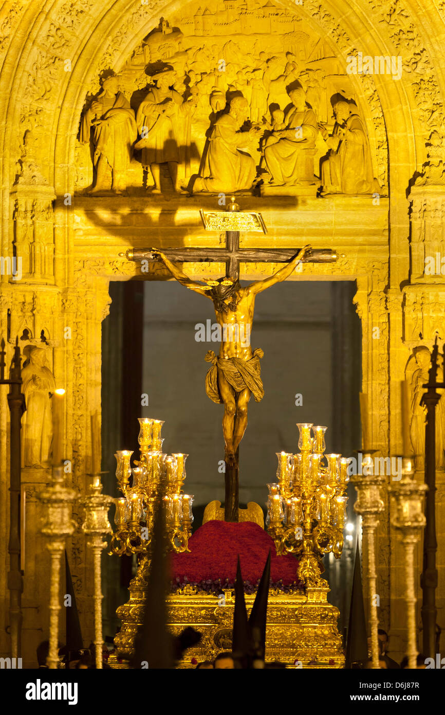 Semana Santa (Pasqua) galleggiante esterno Cattedrale di Siviglia, Siviglia, in Andalusia, Spagna, Europa Foto Stock