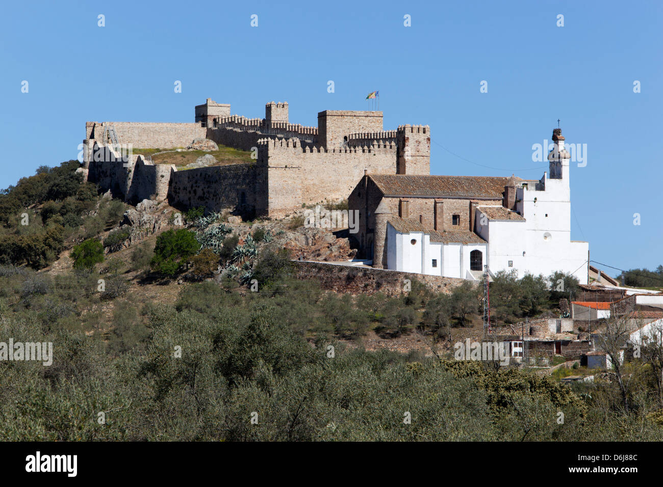 Il castello del XIII secolo e la chiesa parrocchiale di Santa Olalla del Cala, Andalusia, Spagna, Europa Foto Stock