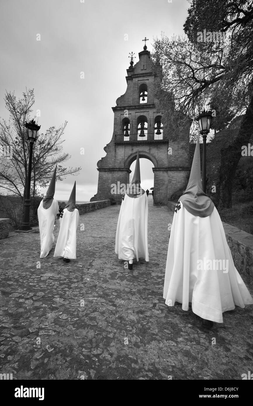 I penitenti durante la Semana Santa (Pasqua), Aracena Huelva, Andalusia, Spagna, Europa Foto Stock