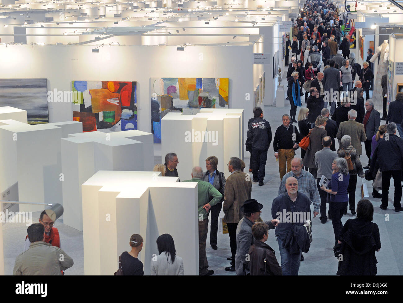 Molti visitatori partecipare all'apertura del nono arte Karlsruhe art fair a Karlsruhe, Germania, 07 marzo 2012. 222 gallerie saranno mostra circa 30.000 opere da 1.500 artisti provenienti da 08 fino a 11 marzo. Foto: ULI DECK Foto Stock