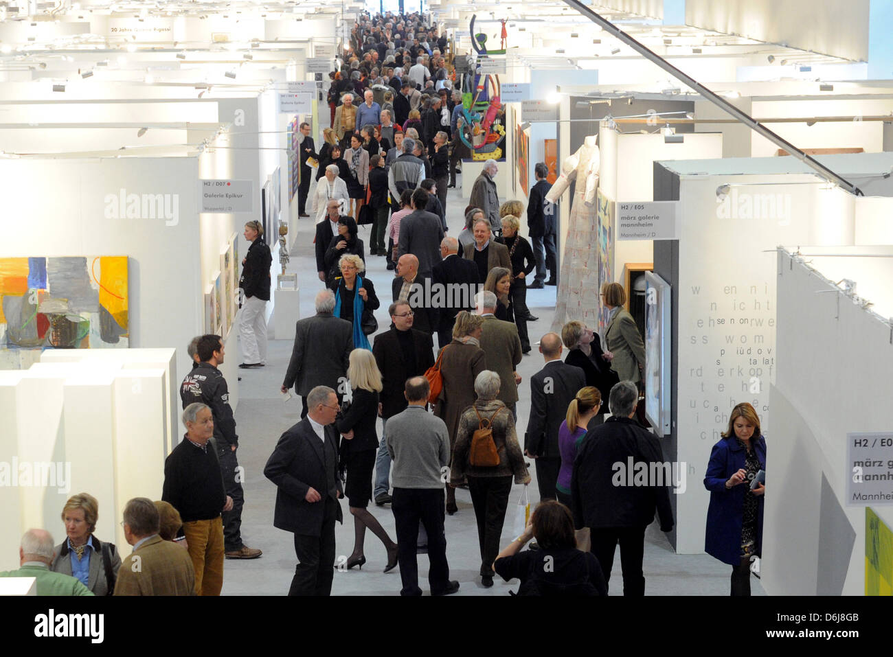Molti visitatori partecipare all'apertura del nono arte Karlsruhe art fair a Karlsruhe, Germania, 07 marzo 2012. 222 gallerie saranno mostra circa 30.000 opere da 1.500 artisti provenienti da 08 fino a 11 marzo. Foto: ULI DECK Foto Stock