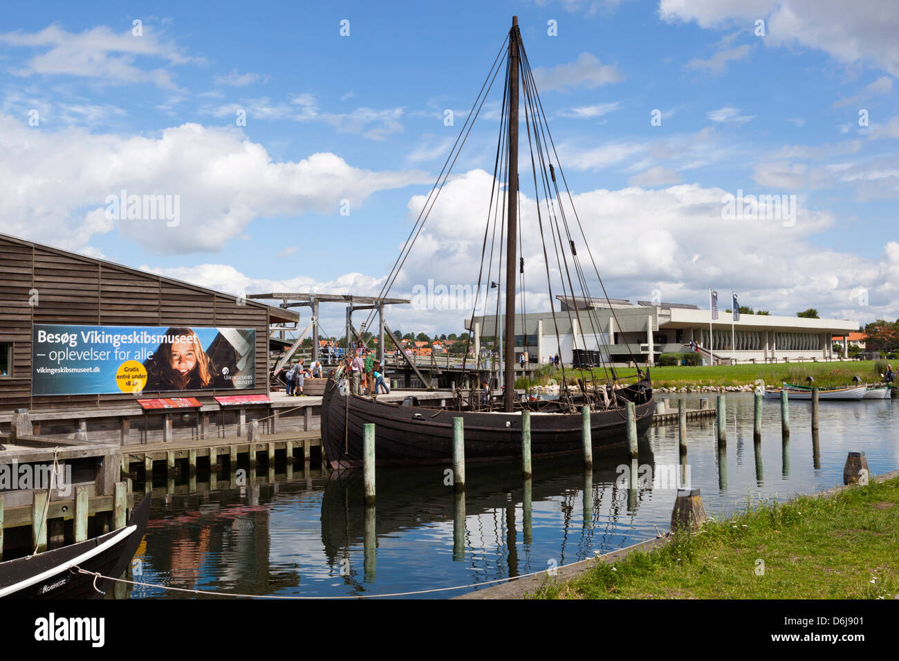 Viking replica età nave e nave Viking Hall, il Museo delle Navi Vichinghe, Roskilde, Zelanda, Danimarca, Scandinavia, Europa Foto Stock