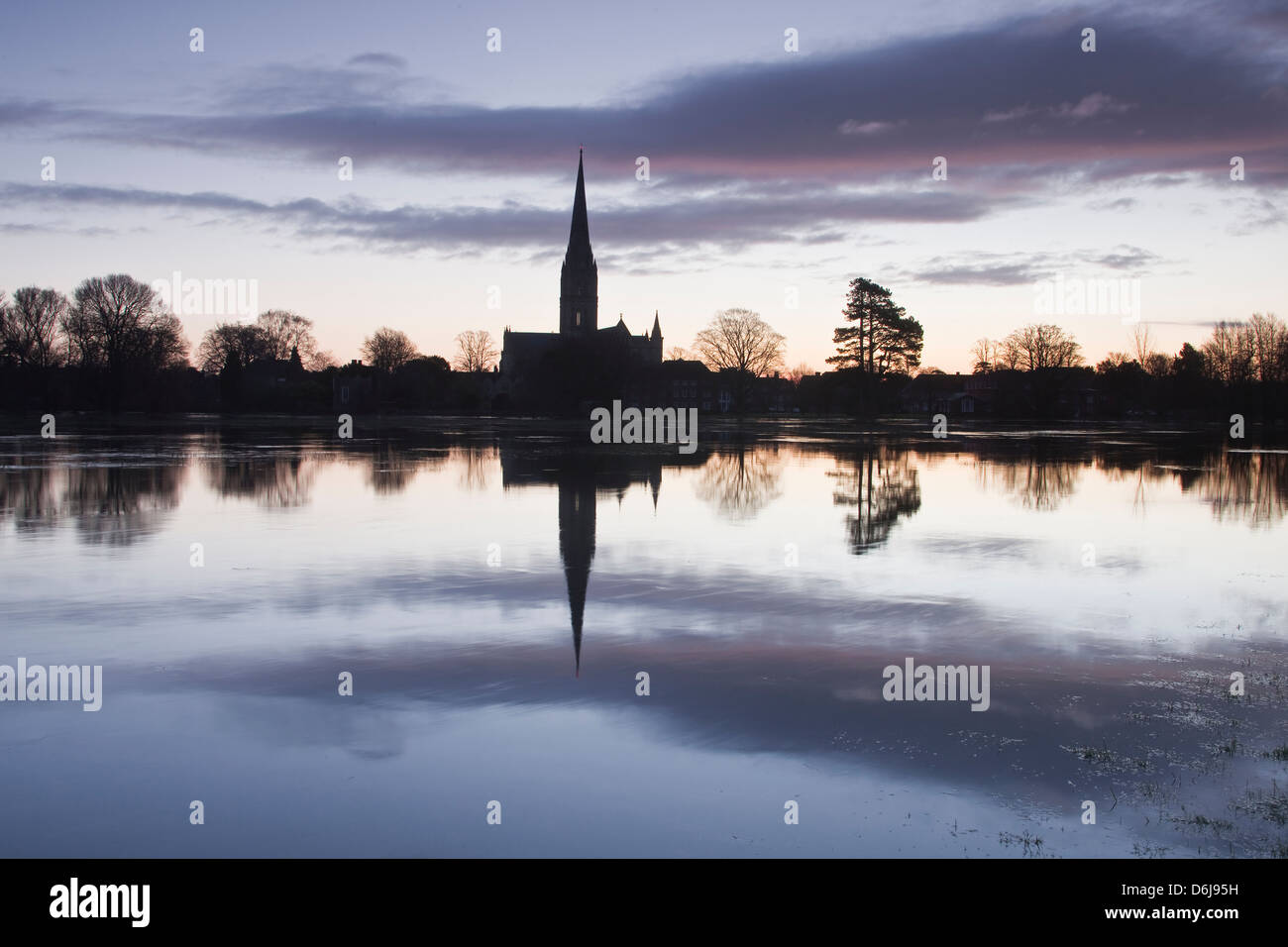 La cattedrale di Salisbury all'alba riflettendo in allagato West Harnham acqua Prati, Salisbury, Wiltshire, Inghilterra, Regno Unito Foto Stock