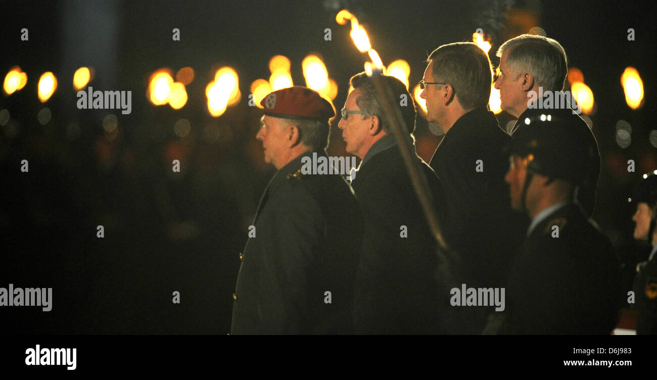 Ex Presidente tedesco Christian Wulff (3-L), deliberando capo di stato Horst Seehofer (CSU, R), il Ministro della difesa Thomas de Maiziere (CDU, 2-L) e Capo di stato maggiore della Bundeswehr Volker Wieker (L) stare davanti al Bellevue Palace durante il Grand Tattoo (Großer Zapfenstreich) per ex Presidente tedesco Christian Wulff a Berlino, Germania, 08 marzo 2012. Wulff ha rassegnato le dimissioni il 17 Febru Foto Stock