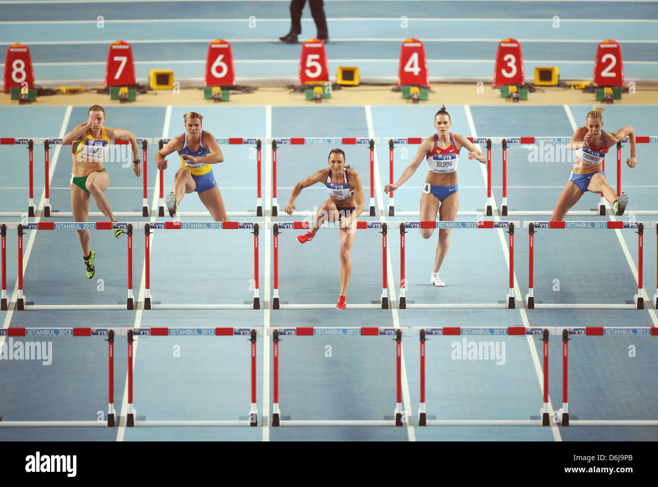 Jessica Ennis (C) della Gran Bretagna porta il pacco in donne del pentathlon 60 metri a ostacoli alla concorrenza la IAAF Campionati mondiali Indoor al Atakoy Arena di Istanbul, Turchia, 9 marzo 2012. Foto: Christian Charisius dpa +++(c) dpa - Bildfunk+++ Foto Stock