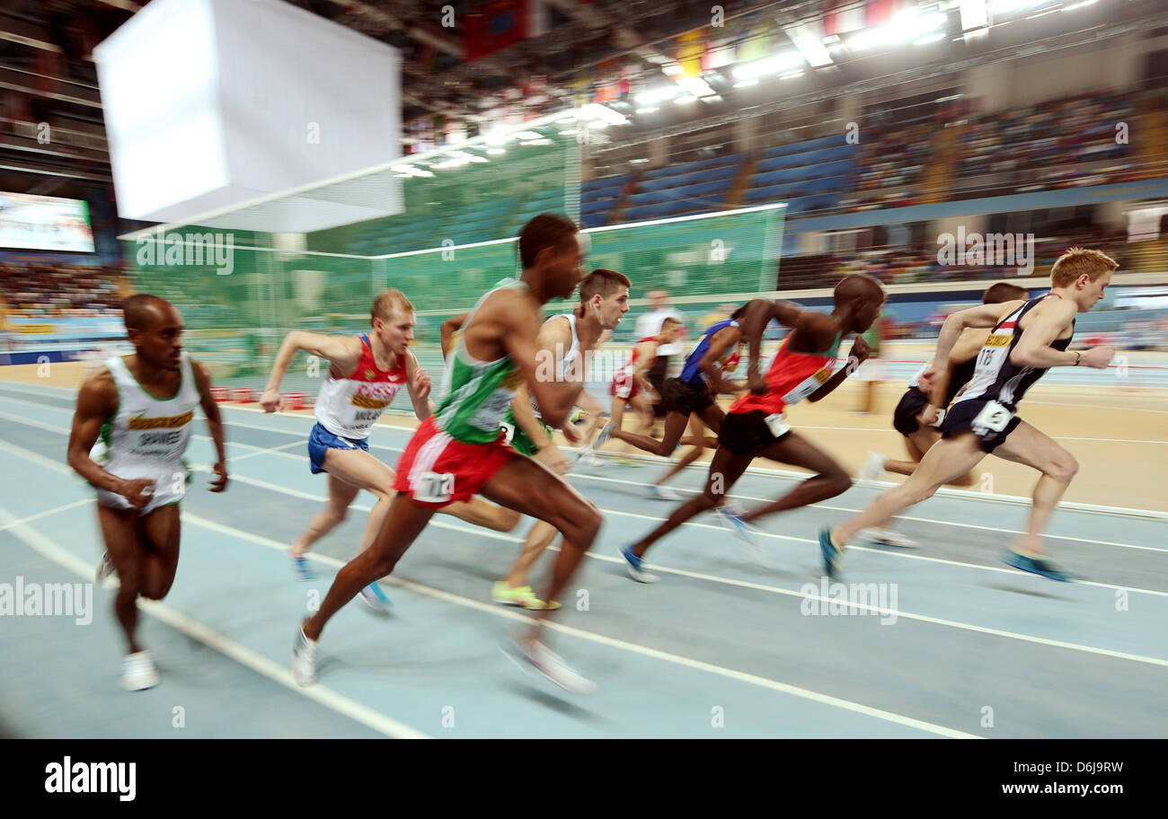 Gli atleti competere poco dopo l'inizio dell'uomo 1500 metri di gara di qualificazione presso la IAAF Campionati mondiali Indoor al Atakoy Arena di Istanbul, Turchia, 9 marzo 2012. Foto: Christian Charisius dpa +++(c) dpa - Bildfunk+++ Foto Stock