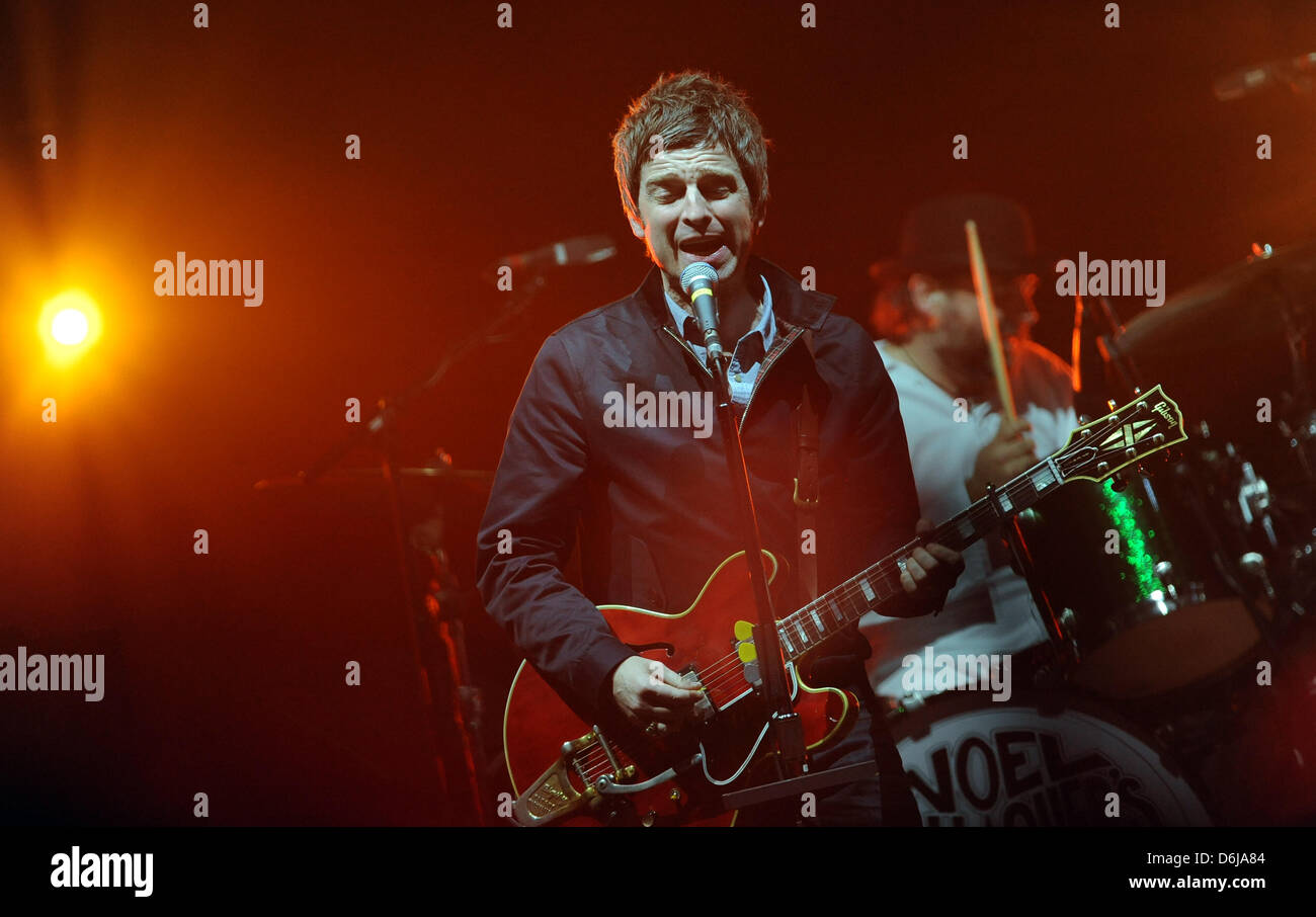 Cantante britannico Noel Gallagher esegue con il High flying uccelli a Max-Schmeling-Halle di Berlino, Germania, 09 marzo 2012. L'ex membro di Oasis è su un assolo di world tour. Ci sarà un altro concerto in Germania a Monaco di Baviera. Foto: BRITTA PEDERSEN Foto Stock