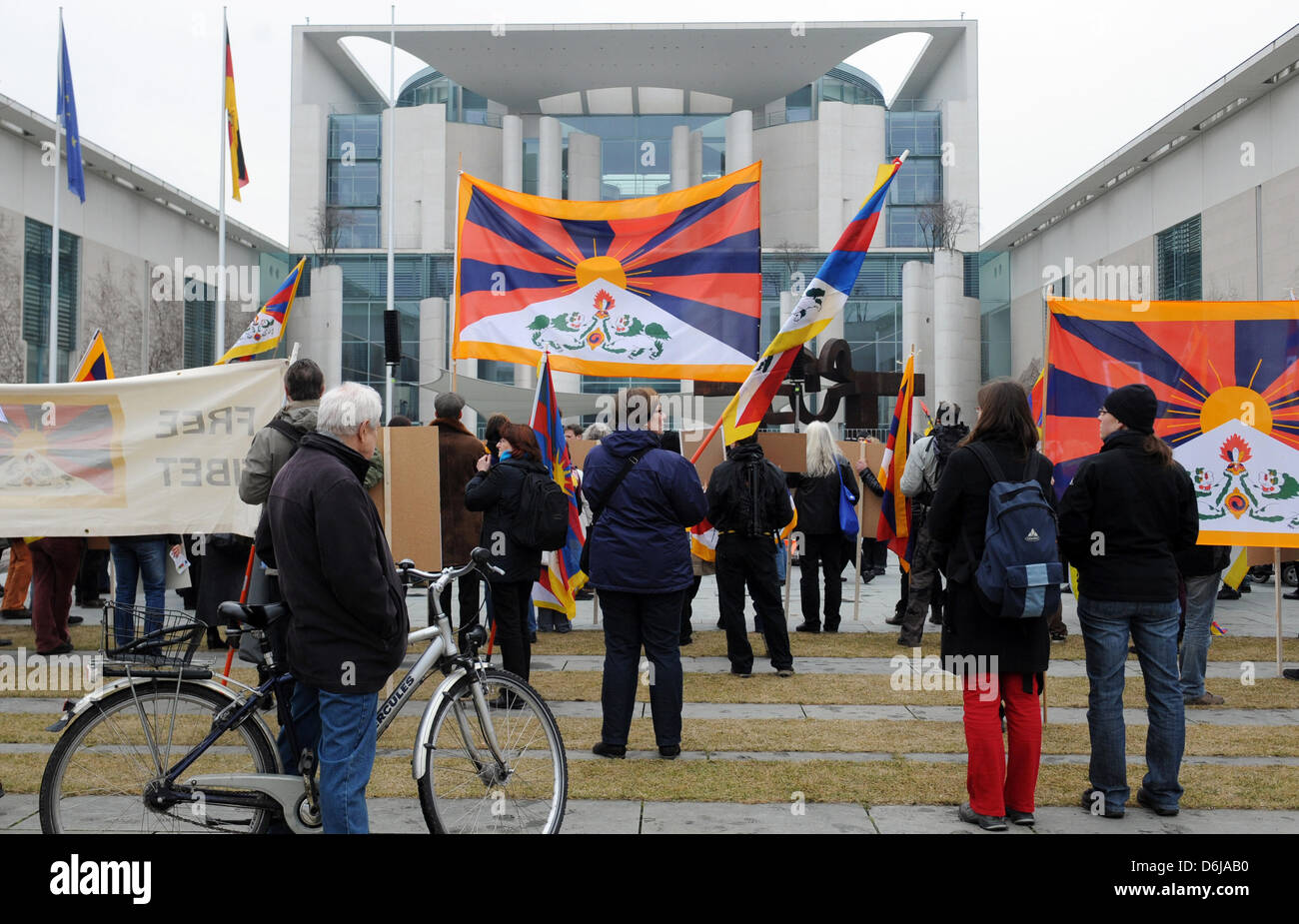 I dimostranti davanti alla Cancelleria federale a Berlino, Germania, 10 marzo 2012. Dimostranti si sono riuniti qui in occasione dell'anniversario dell'insurrezione tibetana in 1959 contro la sovranità cinese in Tibet. Foto: BRITTA PEDERSEN Foto Stock