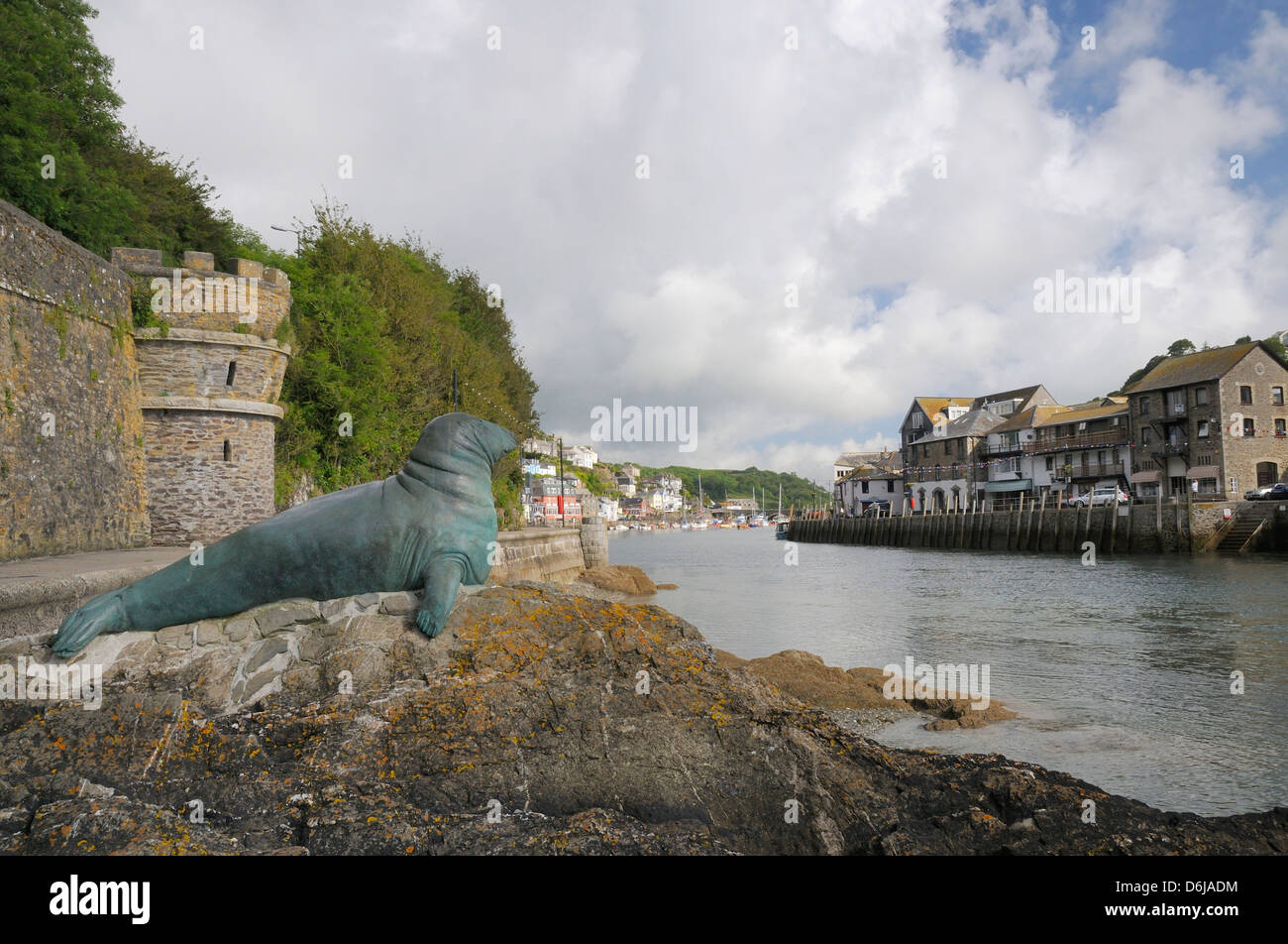 Statua in bronzo in memoria di Nelson un toro guarnizione grigia che ha frequentato Looe island e Harbour, Looe, Cornwall, England, Regno Unito Foto Stock