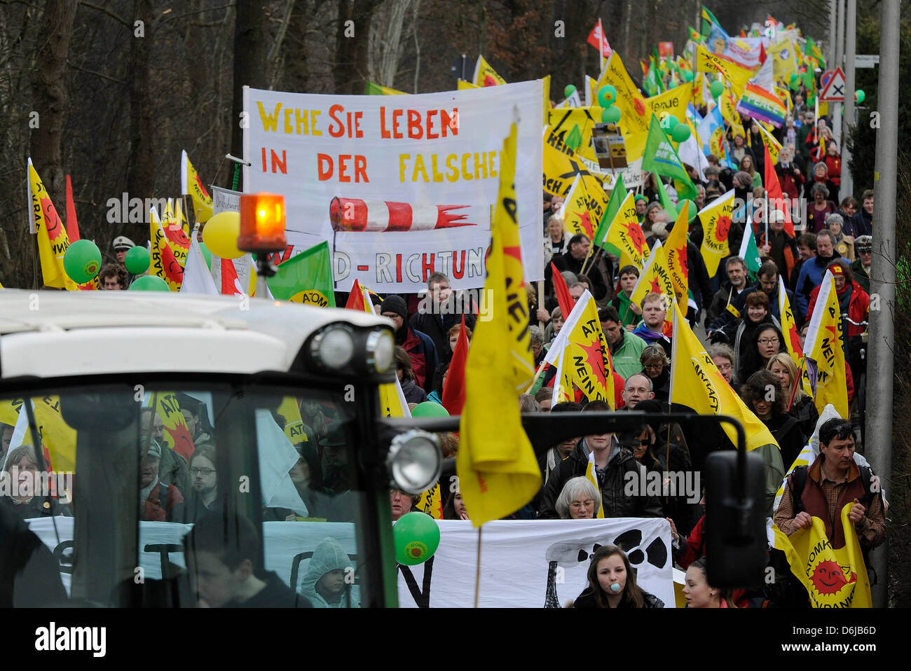 Gli oppositori dell'energia nucleare richiedono l'arresto immediato di tutte le centrali nucleari in Germania a una dimostrazione di fronte all'impianto di arricchimento dell'uranio in Gronau, Germania, 11 marzo 2012. Un anno dopo la catastrofe nucleare giapponese di un impianto ad energia nucleare Fukushima, numerose persone hanno dimostrato contro l'energia nucleare in Gronau. Foto: HENNING KAISER Foto Stock