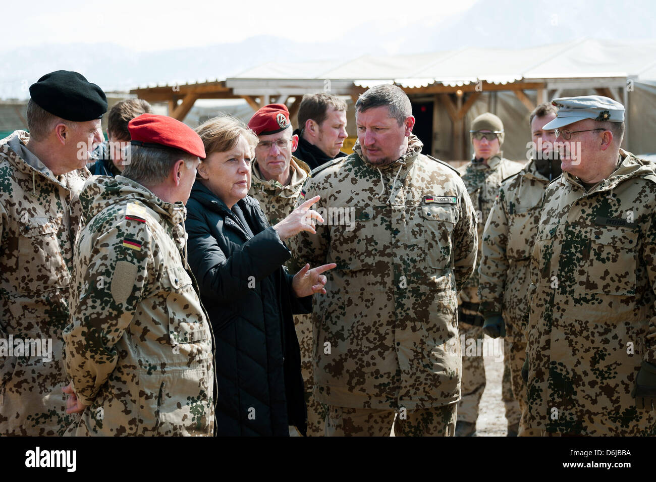 Il cancelliere tedesco Angela Merkel in visita un Army Signal Corps a Camp Marmal accanto a ispettore generale delle forze armate tedesche Volker Wieker (2-L) e il comandante della RC Nord Erich Pfeffer (R) durante una visita inaspettata per le truppe tedesche di stanza a Masarè-i-Sharif, Afghanistan, 12 marzo 2012. Foto: GOVERNO TEDESCO / STEFFEN KUGLER Foto Stock