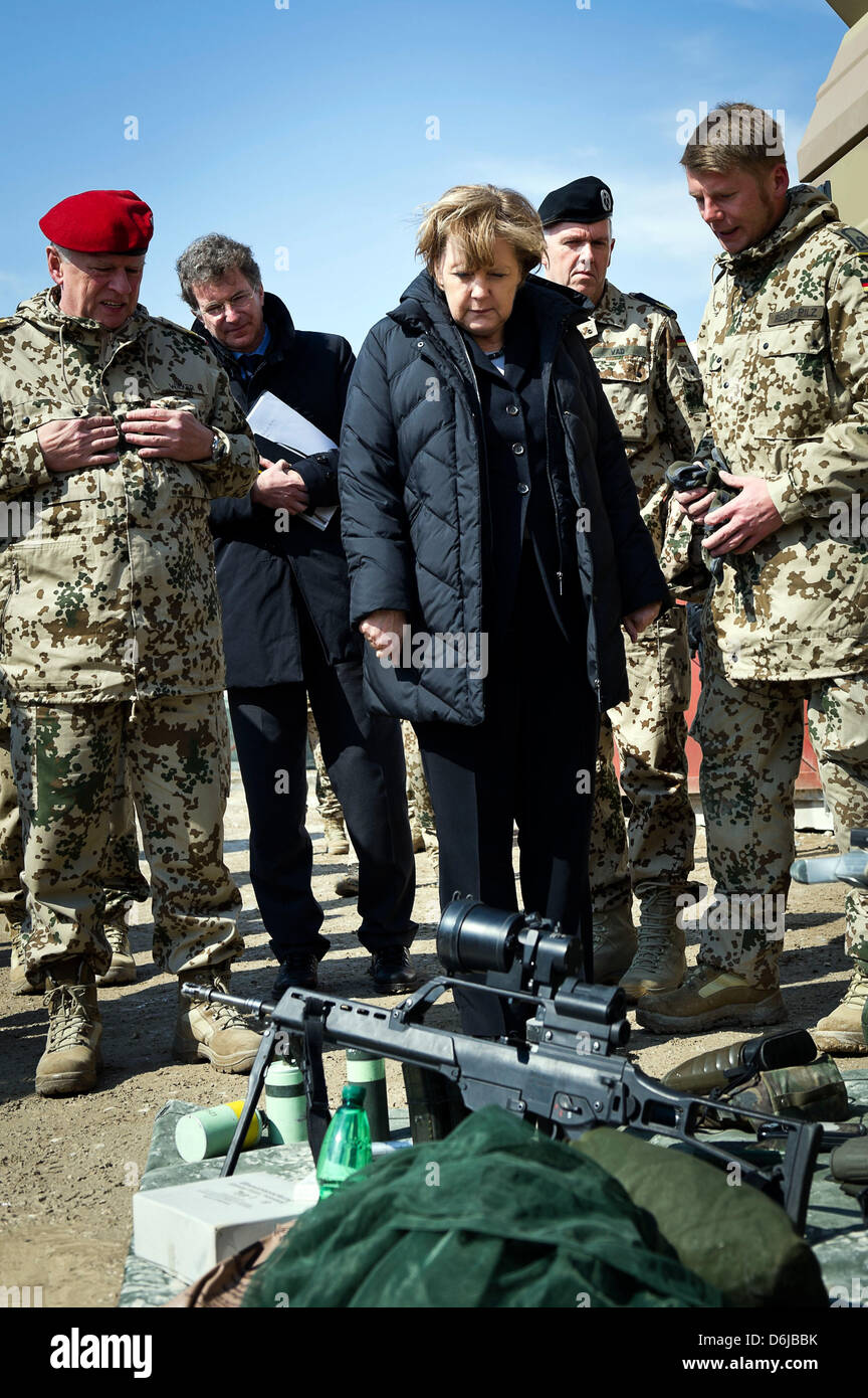 Il cancelliere tedesco Angela Merkel in visita un Army Signal Corps a Camp Marmal con l ispettore generale delle forze armate tedesche Volker Wieker (L) durante una visita inaspettata per le truppe tedesche di stanza a Masarè-i-Sharif, Afghanistan, 12 marzo 2012. Foto: GOVERNO TEDESCO / STEFFEN KUGLER Foto Stock