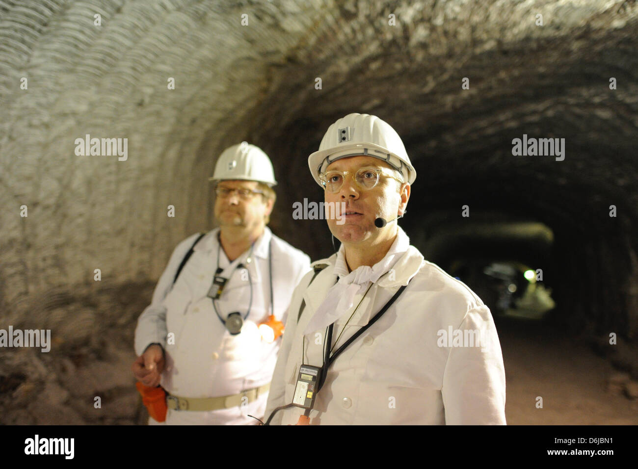 Bundesumweltminister Norbert Roettgen (CDU) steht am Montag (12.03.12) waehrend einer Besichtigung des Atommuelllagers Asse II bei Remlingen Mit einem Helm auf seinem Kopf in einem Gang. Foto Stock