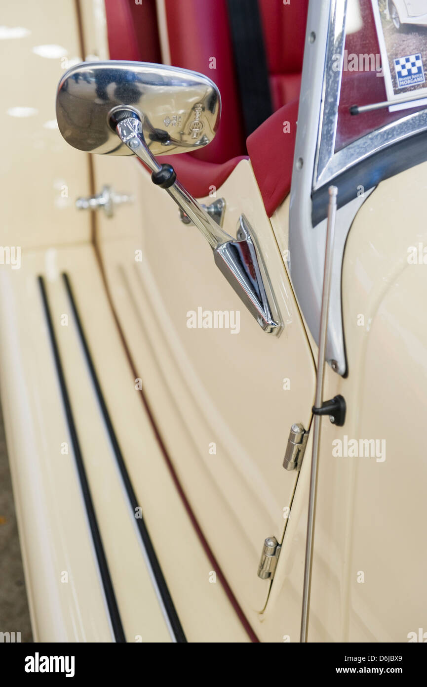Lo specchietto laterale su vintage auto sportiva Foto Stock