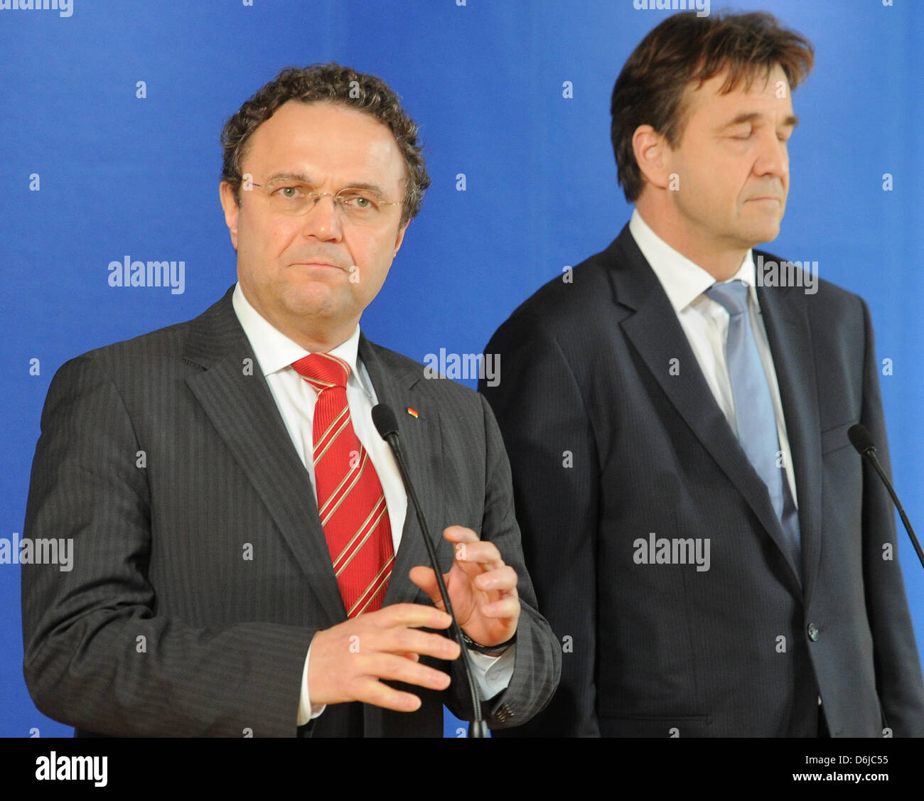 Ministro tedesco degli Interni Hans-Peter Friedrich (L) e Thomas Boehle, Presidente dell Associazione delle Amministrazioni locali, i datori di lavoro a fare una dichiarazione sulle trattative salariali per i dipendenti pubblici di Potsdam, Germania, 13 marzo 2012. Dopo inconcludenti negoziati salariali per stipendi più elevati con federale e il governo locale i datori di lavoro, i sindacati hanno annunciato nuovi scioperi di avvertimento. Foto: Bernd Foto Stock