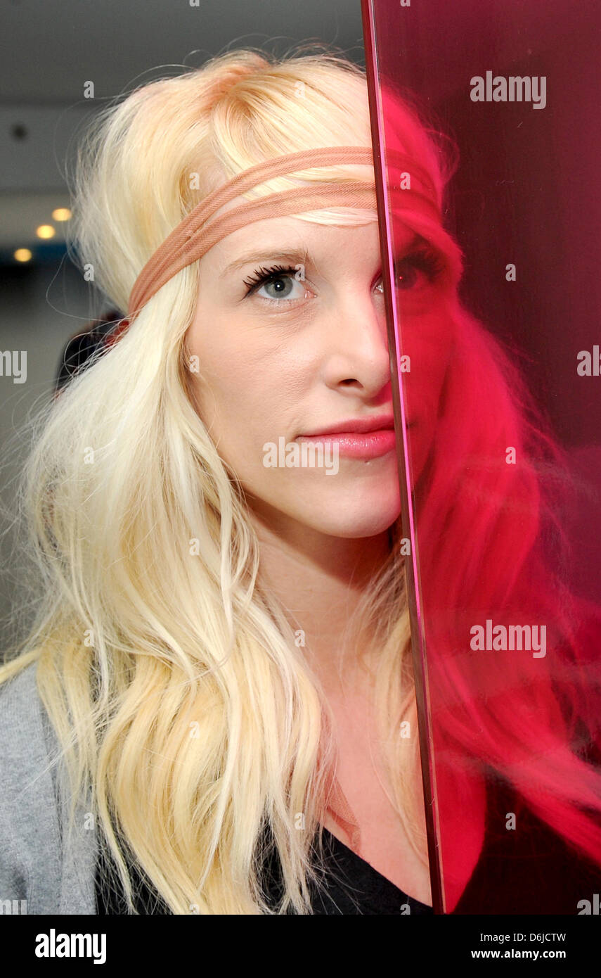 Il cantante Sarah Blackwood del canadese indie rock band a piedi fuori terra pone a Berlino, Germania, 14 marzo 2012. La band è famosa per la loro musica online video come ad esempio la loro versione di Gotye della hit 'Somebody che ho utilizzato per sapere'. Pkoto: Jens Kalaene Foto Stock