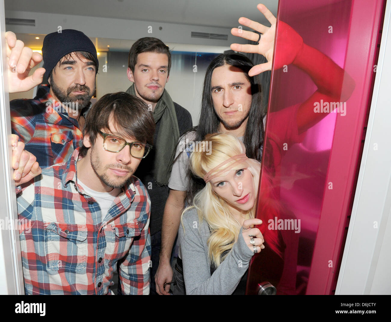 Canadian indie rock band a piedi fuori della terra e il loro cantante Sarah Blackwood pongono a Berlino, Germania, 14 marzo 2012. La band è famosa per la loro musica online video come ad esempio la loro versione di Gotye della hit 'Somebody che ho utilizzato per sapere'. Pkoto: Jens Kalaene Foto Stock