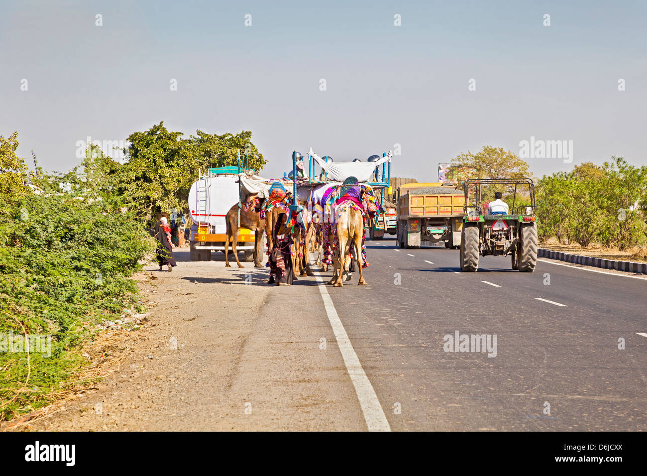 Ahmedabad Road in Gujarat India del tipico di congestione su India autostrade di utenti che si possono spostare a velocità differenti e ordini del giorno Foto Stock