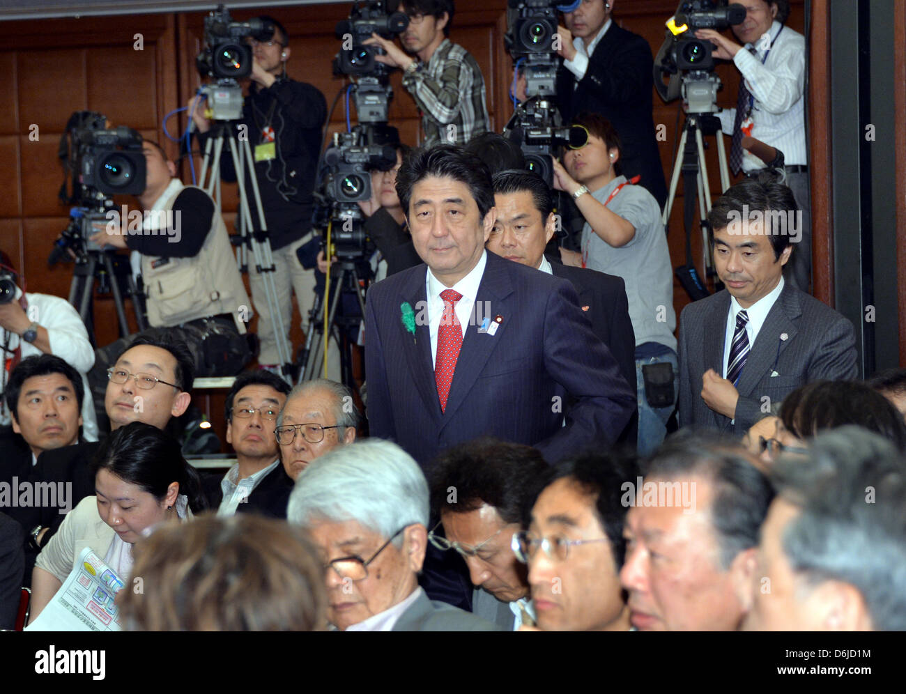 Tokyo, Giappone. Aprile 19, 2013. Giappone il Primo Ministro Shinzo Abe arriva per una conferenza stampa presso il Giappone National Press Club a Tokyo il Venerdì 19 Aprile, 2013. Equitazione in Alto i sondaggi di opinione, Abe ha rivelato tanto atteso la strategia di crescita di venerdì, evidenziando la sanità e le donne nella forza lavoro come risorse inutilizzate che possono guidare la crescita economica del paese. (Foto di Natsuki Sakai/AFLO/Alamy Live News) Foto Stock