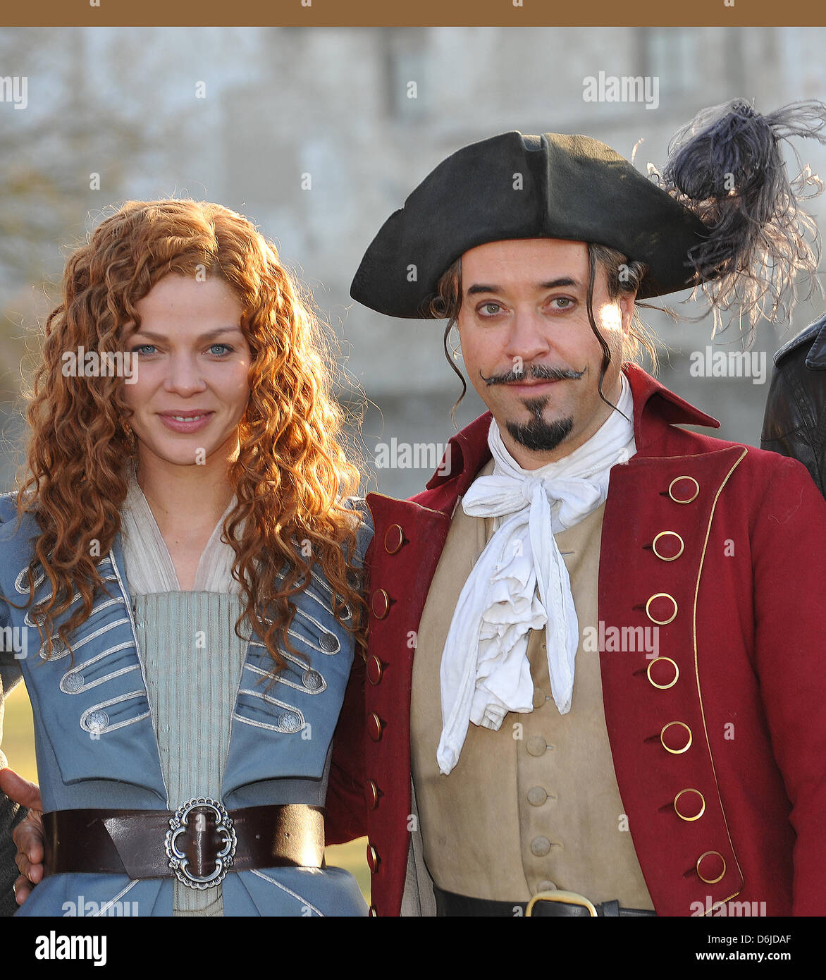 Il tedesco attrice Jessica Schwarz esecuzione di Constanze von Hellberg e attore Jan Josef Liefers come Barone von Muenchhausen sorriso durante una pausa delle riprese di "Barone von Muenchhausen' a Burghausen castello di Burghausen, Germania, 14 marzo 2012. La produzione TV circa il barone sarà trasmesso sul Natale 2012. Foto: Ursula Dueren Foto Stock