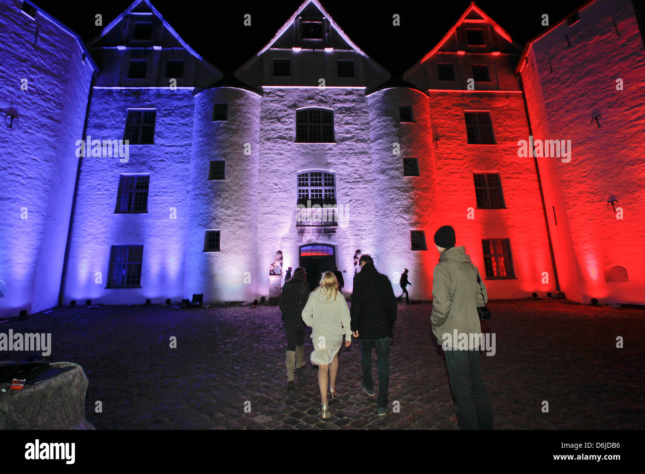 Castello Glücksburg risplende in una nuova luce colorata in Glueckburg, Germania, 14 marzo 2012. In occasione del 425th anniversario del castello moated il locatore principe di Schleswig-Holstein è il tentativo di diversi schemi di colore tra di essi lo stato colori blu, bianco e rosso, che probabilmente saranno installati in modo permanente. Foto: Markus Scholz Foto Stock