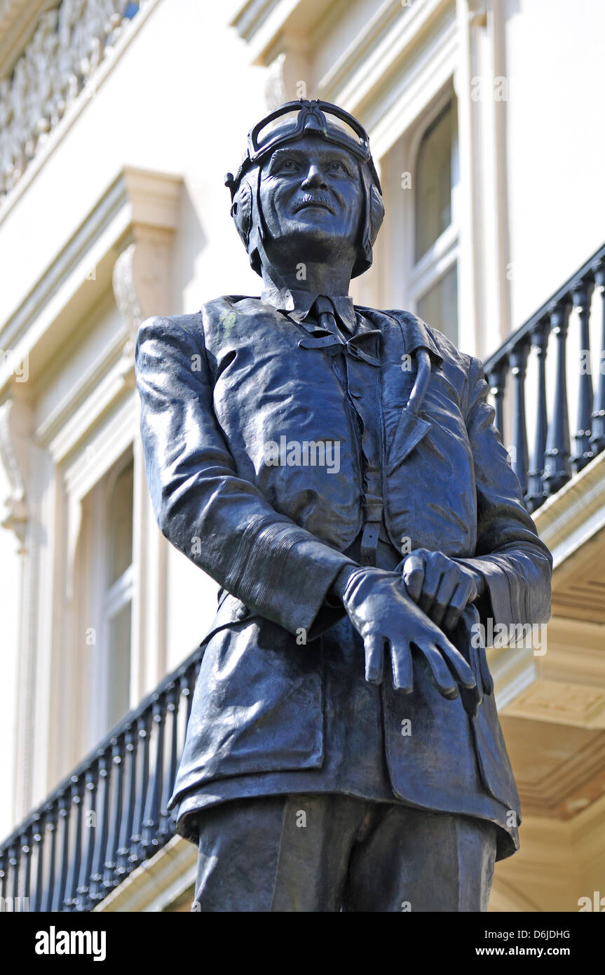 Londra, Inghilterra, Regno Unito. Statua (2010; Les Johnson) di Sir Keith Park (1892-1975; RAF commander) in luogo di Waterloo Foto Stock