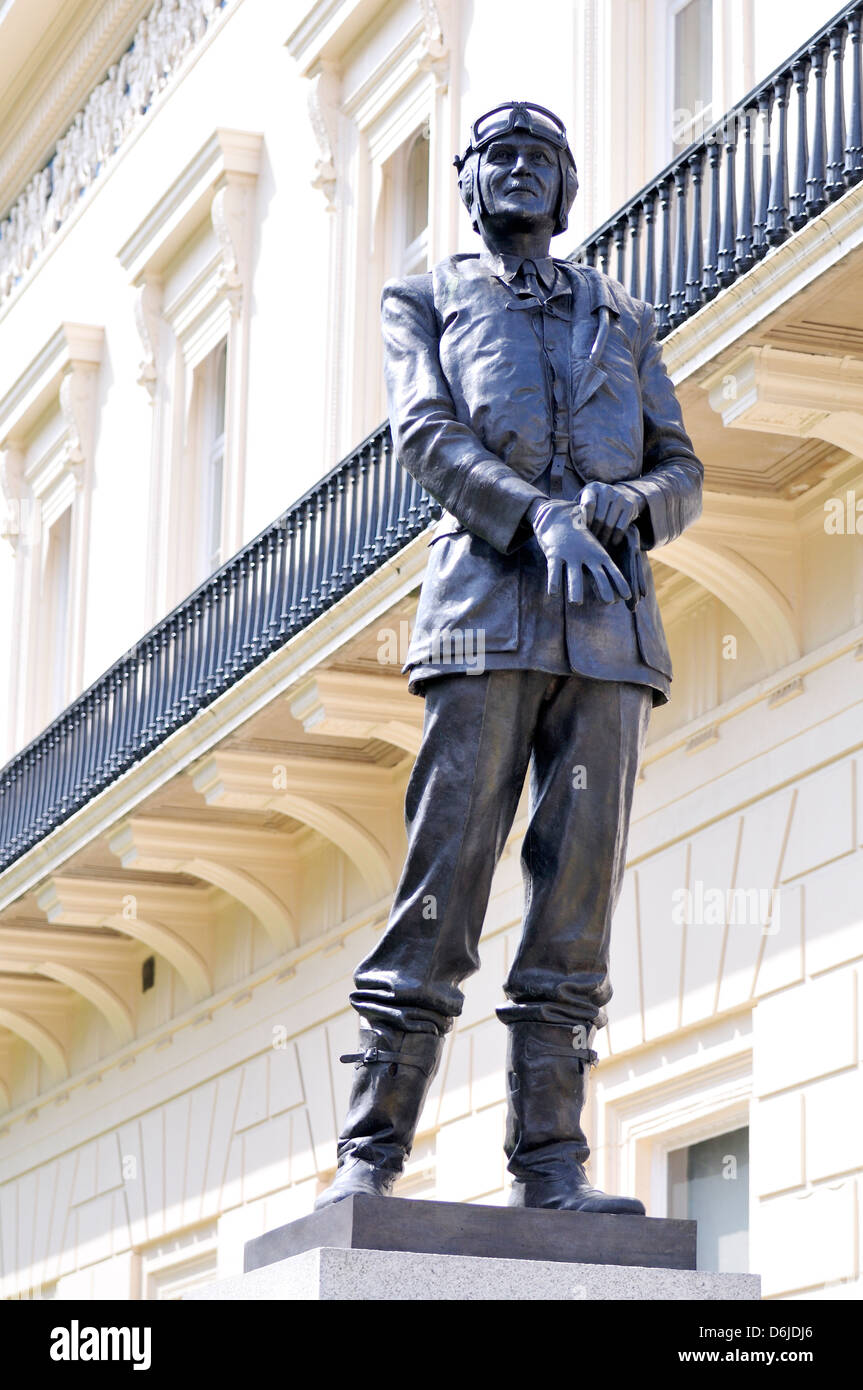 Londra, Inghilterra, Regno Unito. Statua (2010; Les Johnson) di Sir Keith Park (1892-1975; RAF commander) in luogo di Waterloo Foto Stock