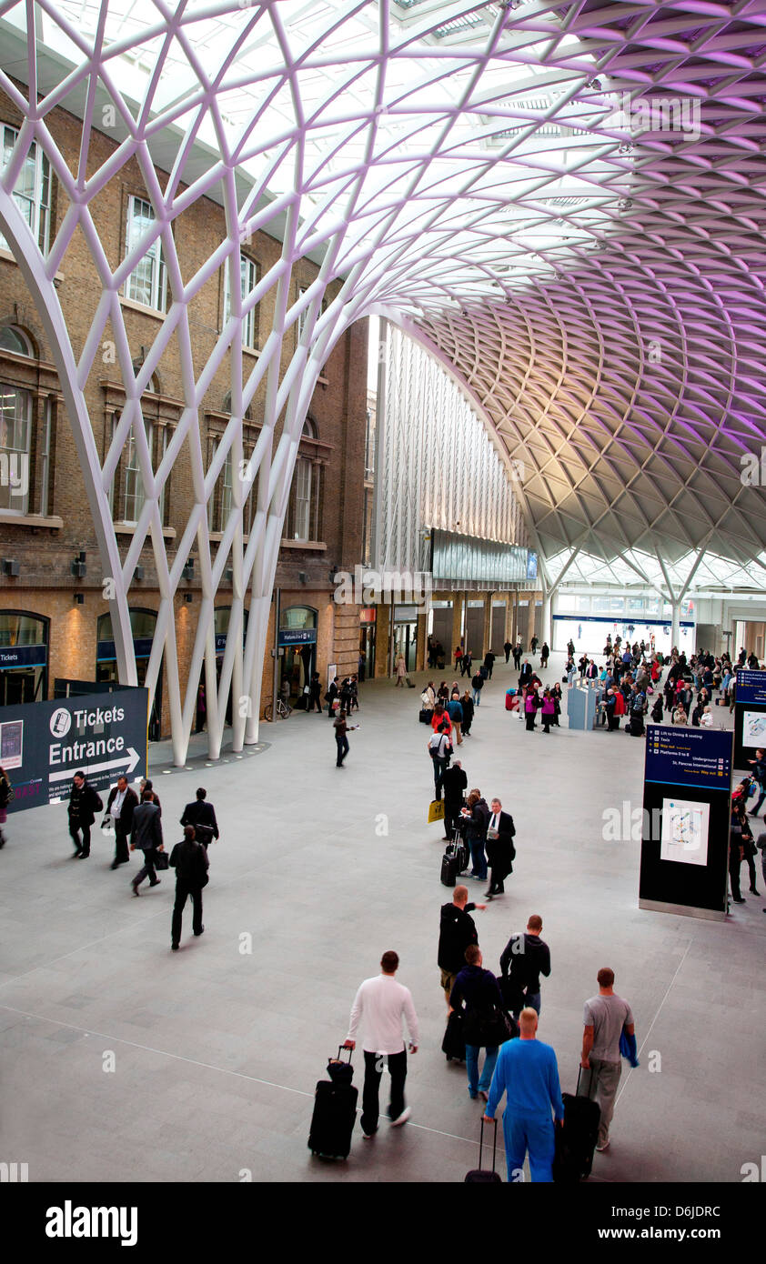 Stazione della metropolitana di Kings Cross e per la stazione ferroviaria di Londra, Inghilterra, Regno Unito, Europa Foto Stock