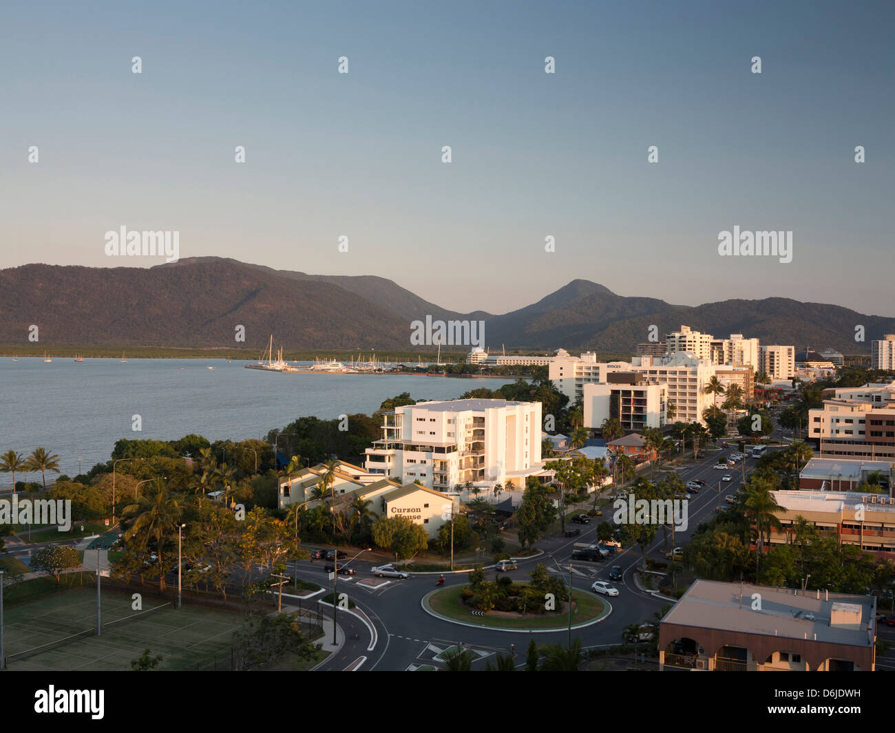Waterfront e la vista verso il centro città da sud, Cairns, North Queensland, Australia Pacific Foto Stock