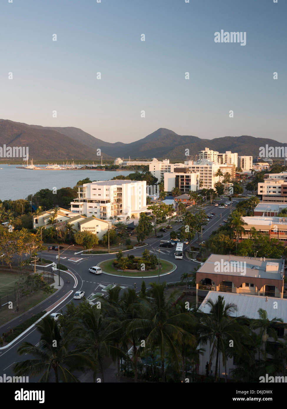 Waterfront e la vista verso il centro città da sud, Cairns, North Queensland, Australia Pacific Foto Stock