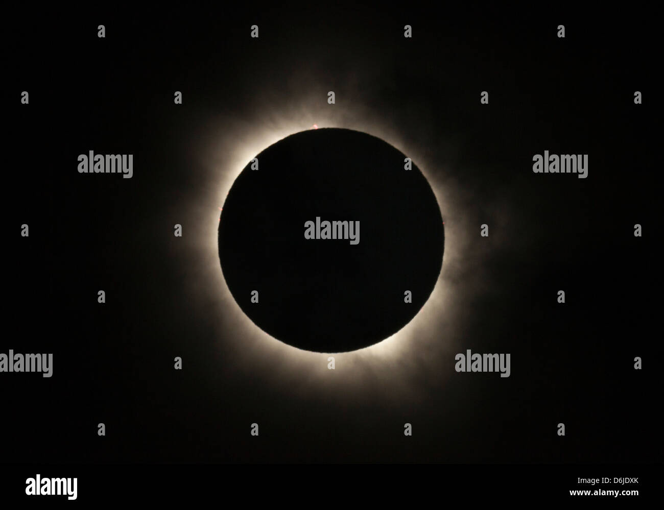Eclissi totale del sole con razzi solare visibile, 13 Novembre 2012 da Palm Cove, Cairns, North Queensland, Australia Foto Stock