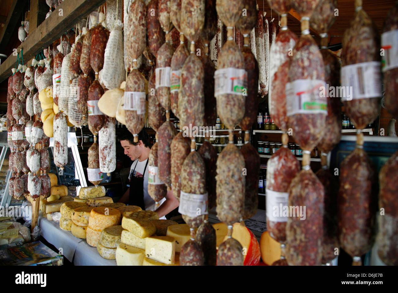 Cibo locale di vendita di stallo salamies e formaggio vicino a Tafi del Valle, Provincia di Salta, Argentina, Sud America Foto Stock