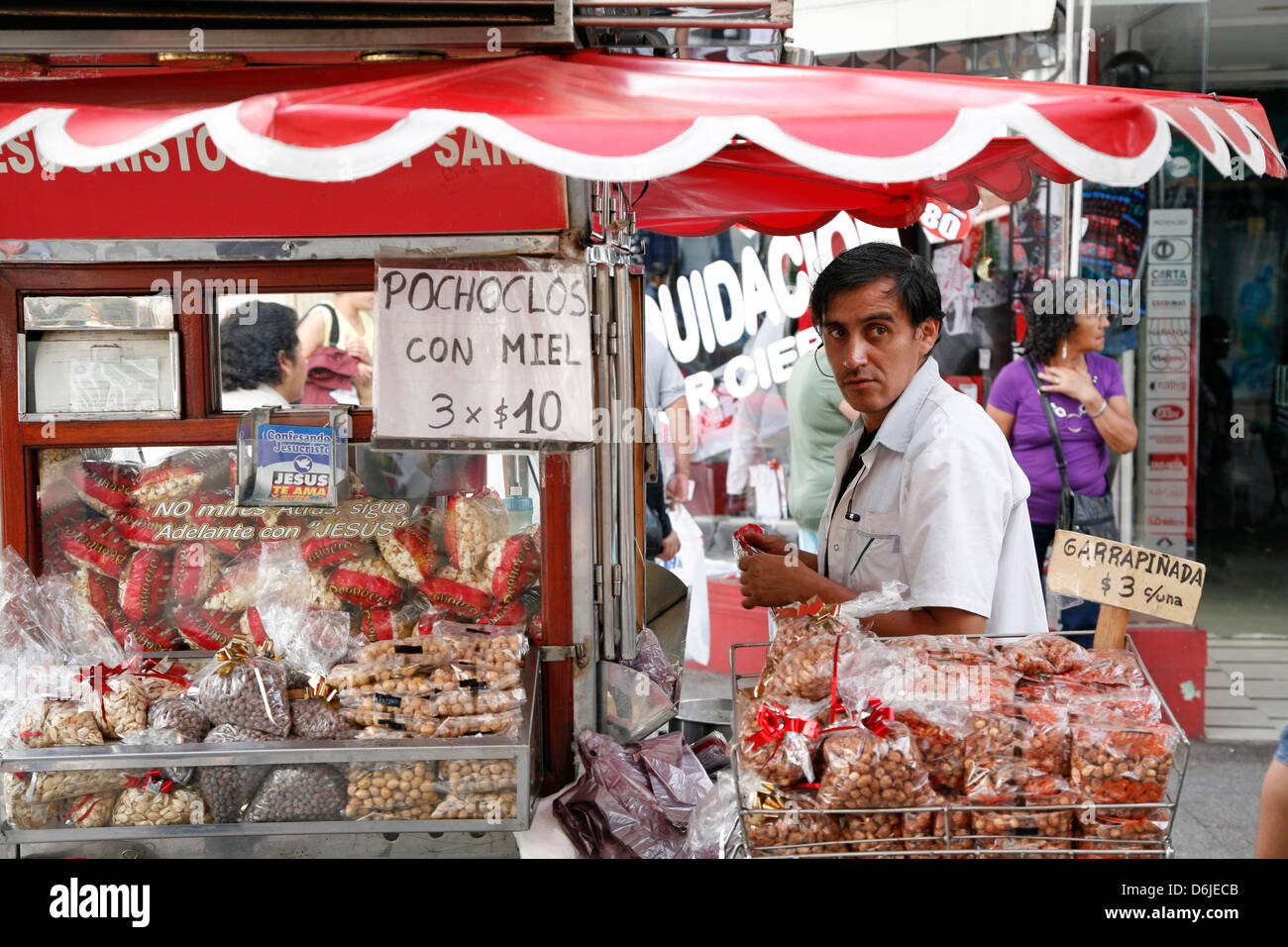 Cucina di strada bancarella vendendo arachidi, Salta City, Argentina, Sud America Foto Stock