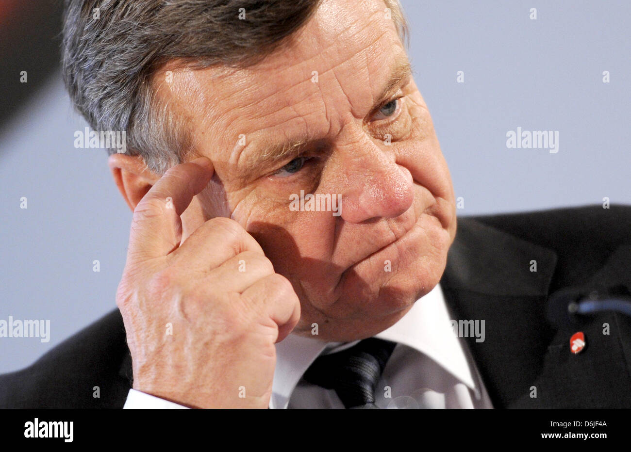 CEO della compagnia aerea Air Berlin, Hartmut Mehdorn, parla a un briefing con la stampa sui risultati annuali di Berlino, Germania, 16 marzo 2012. La seconda maggiore compagnia aerea tedesca Air Berlin ha annunciato ulteriori perdite per l'anno 2011. Foto: Rainer Jensen Foto Stock