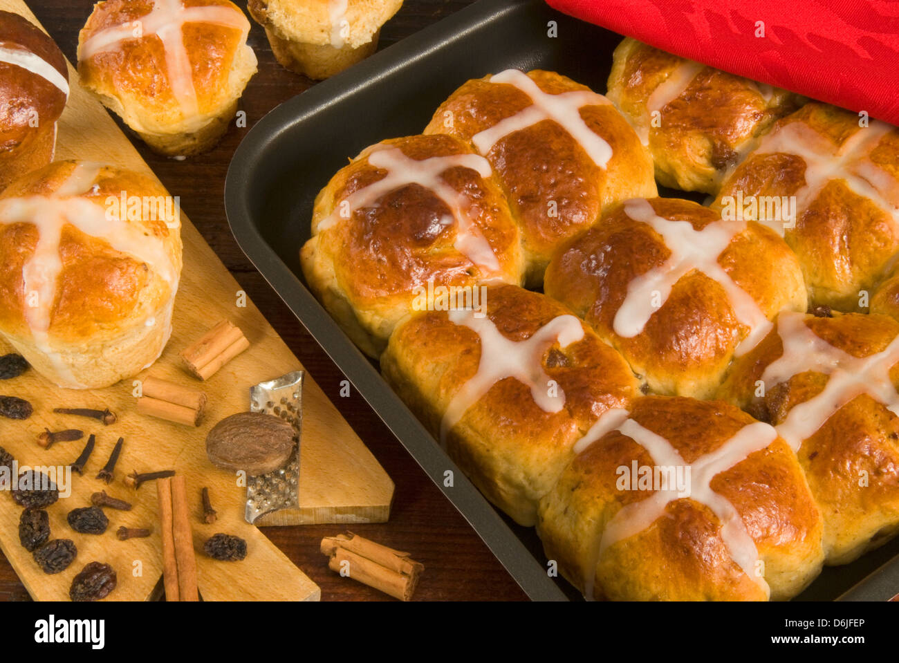 Hot cross i panini in una teglia, specialità di Pasqua, Regno Unito, Europa Foto Stock