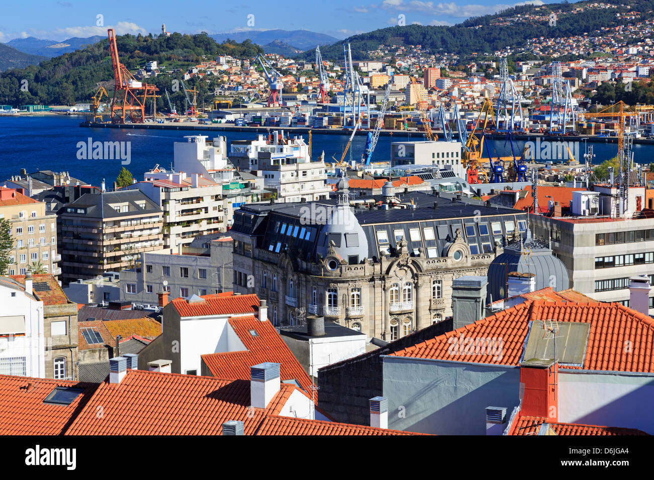 Tetti di tegole rosse nel centro storico di Vigo, Galizia, Spagna, Europa Foto Stock