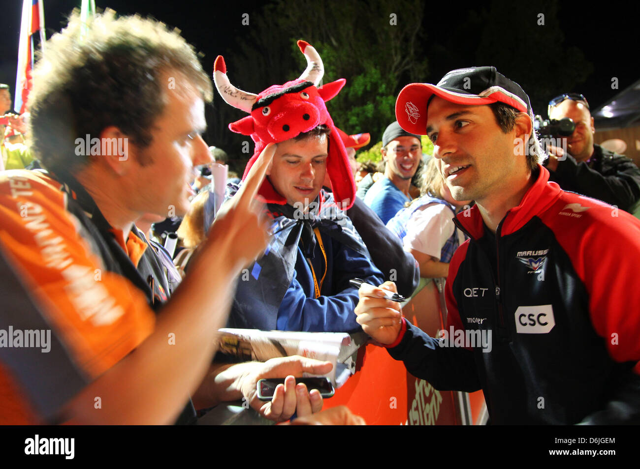 Il tedesco pilota di Formula Uno di Timo Glock Marussia firma autografi dopo la Australian Grand Prix di Formula 1 sul circuito dell'Albert Park di Melbourne, Australia, 18 marzo 2012. Glock festeggia il suo trentesimo compleanno di domenica. Foto: Jens Buettner dpa +++(c) dpa - Bildfunk+++ Foto Stock