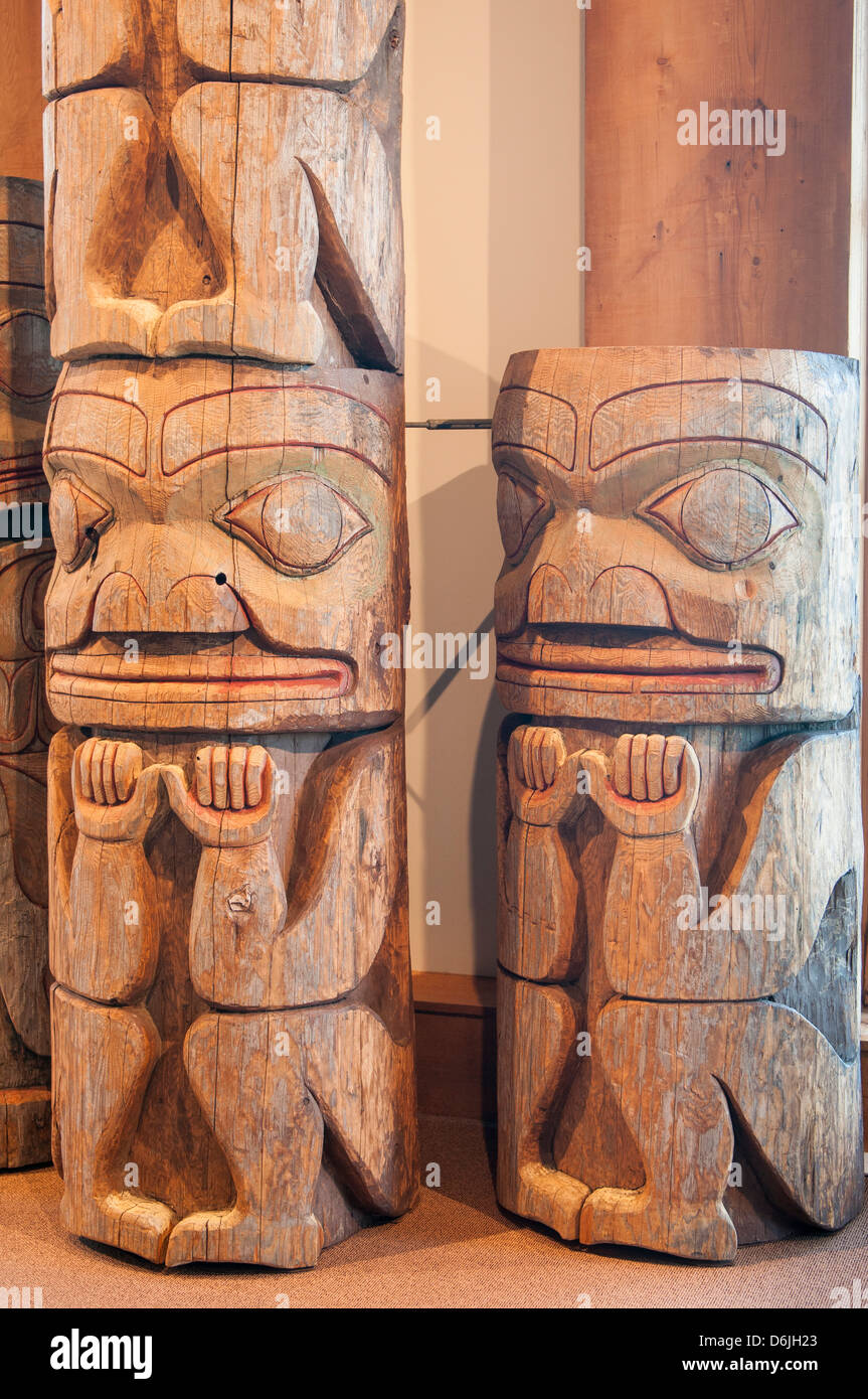 Prima Nazione il totem presso il Museo della British Columbia settentrionale, Prince Rupert, British Columbia, Canada, America del Nord Foto Stock