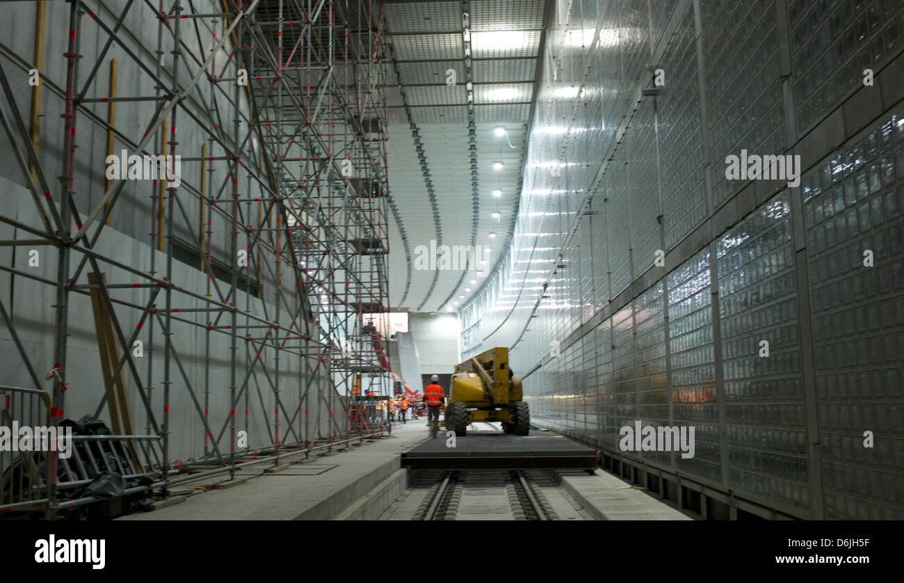 Vista della stazione ferroviaria 'Wilhelm-Leuschner-Platz' nella galleria della città di Lipsia, Germania, 19 marzo 2012. Vi sono 4 stazioni della metropolitana in galleria della città che sono ora equipaggiati con le loro facciate. In inverno 2013 la galleria della città andrà in funzionamento. Foto: Peter Endig Foto Stock